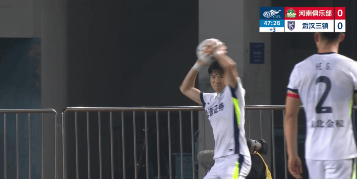 1-1!河南队被逼平,中后卫失误送大礼,武汉队门将贡献“神扑”
