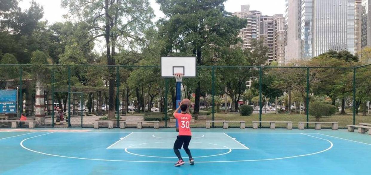 天天练就这个水平,说明只练定点投篮和篮下突击无法匹配现代篮球的核心,真正的训练应聚焦移动投篮与漂移三分并建立完整的攻防体系